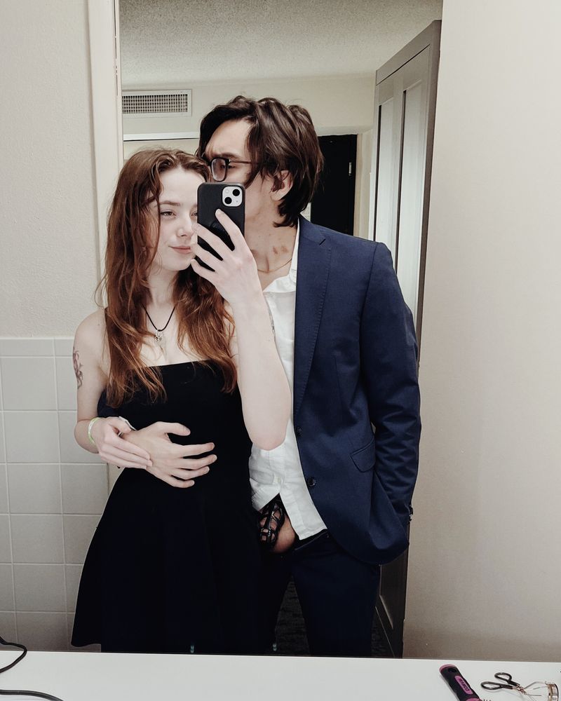 Селфи парня с девушкой в зеркале, парень позириует в поясе верности