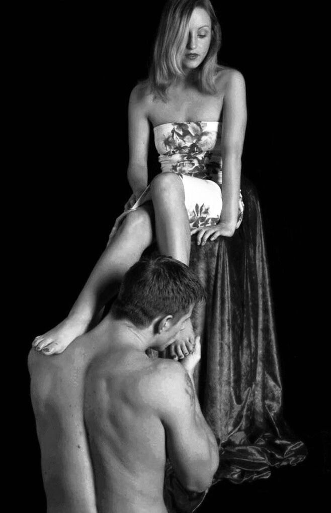 Мужчина сидит у женских ног