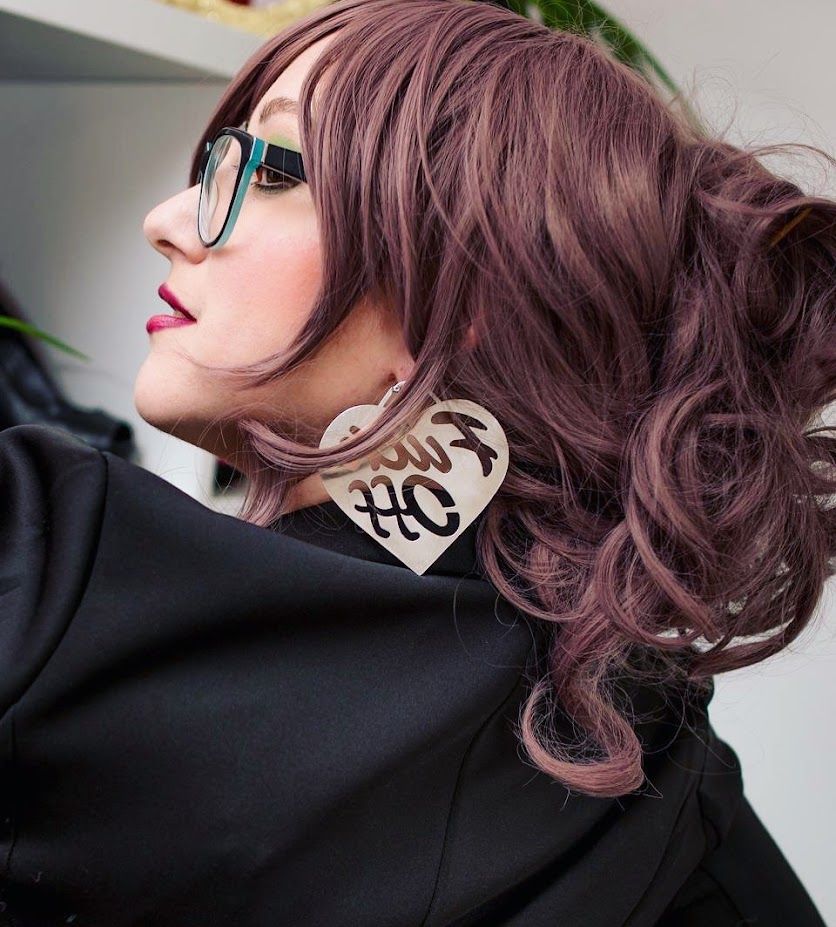 Красивая женщина смотрит обернувшись