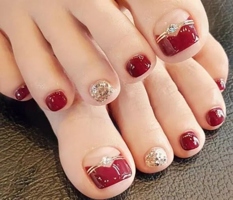 Изящные женские ножки с красивым педикюром