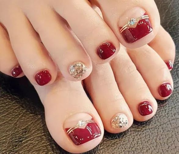 Изящные женские ножки с красивым педикюром