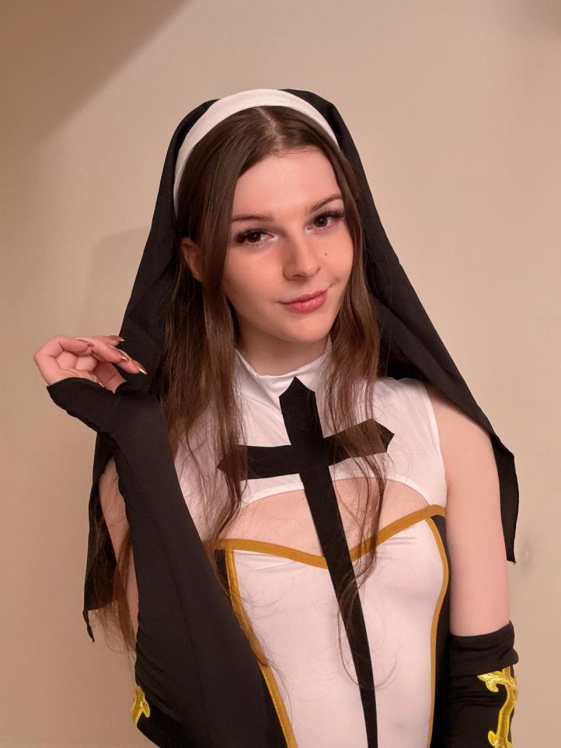 Красивый фембой в образе монашки