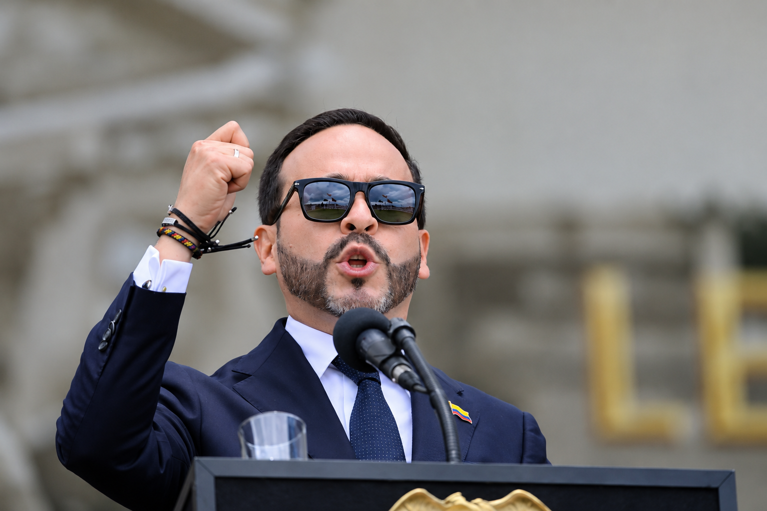 El presidente Abelardo De la Espriella aparece firmando documentos relacionados con nuevas extradiciones durante su Gobierno.