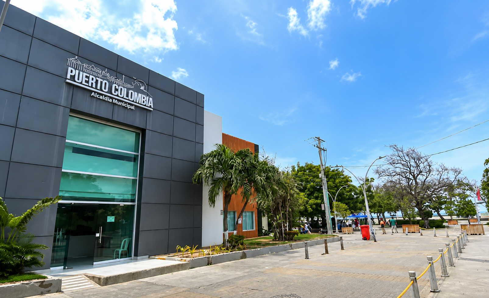 Funcionarios de la Fiscalía realizan una inspección en la Alcaldía de Puerto Colombia para recopilar información sobre la cesión de dos lotes públicos a particulares durante 2017.