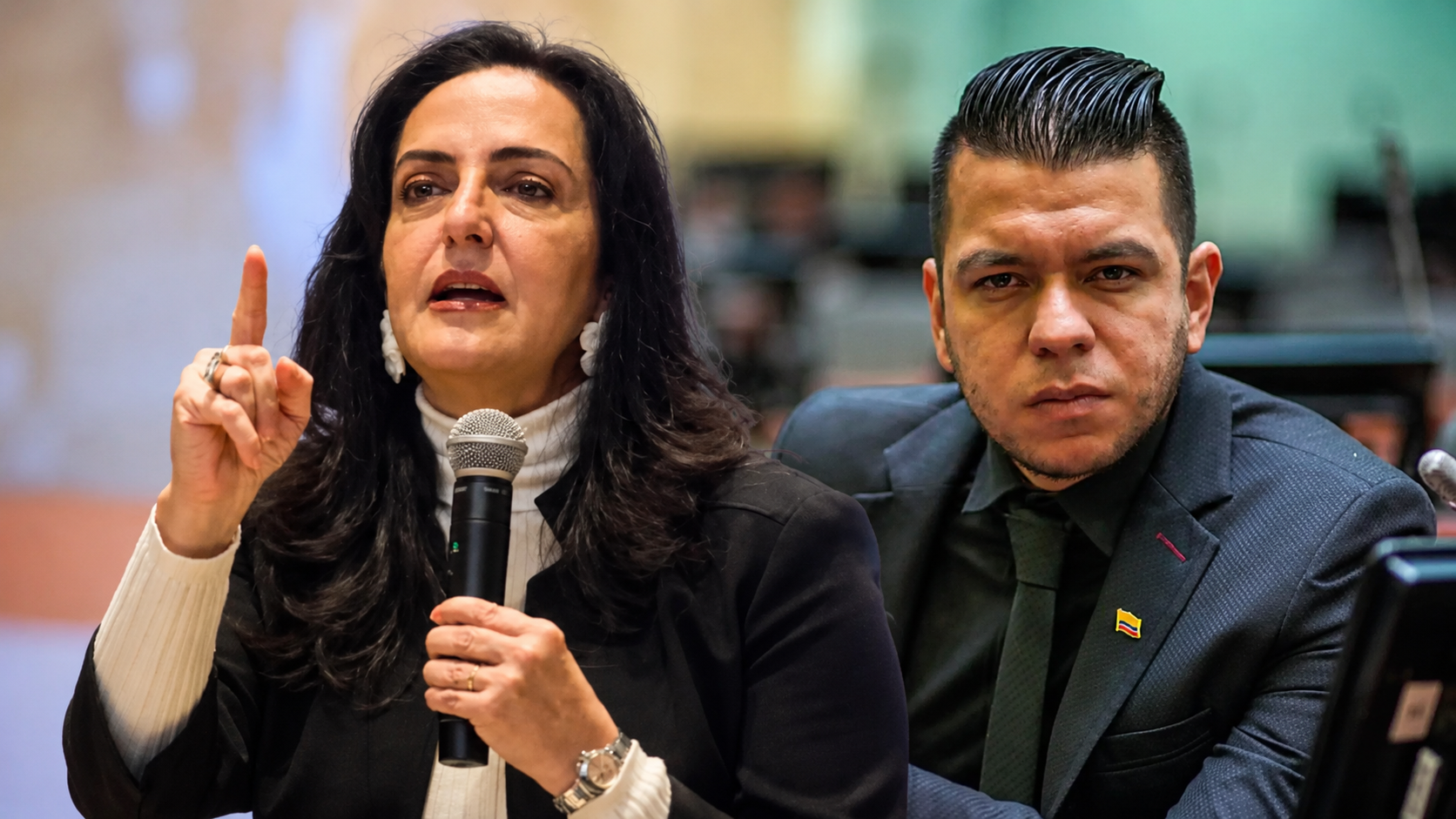 María Fernanda Cabal y Jota Pe Hernández aparecen en una fotografía durante una actividad política. Ambos son señalados como figuras que podrían confluir en el Partido Republicano.