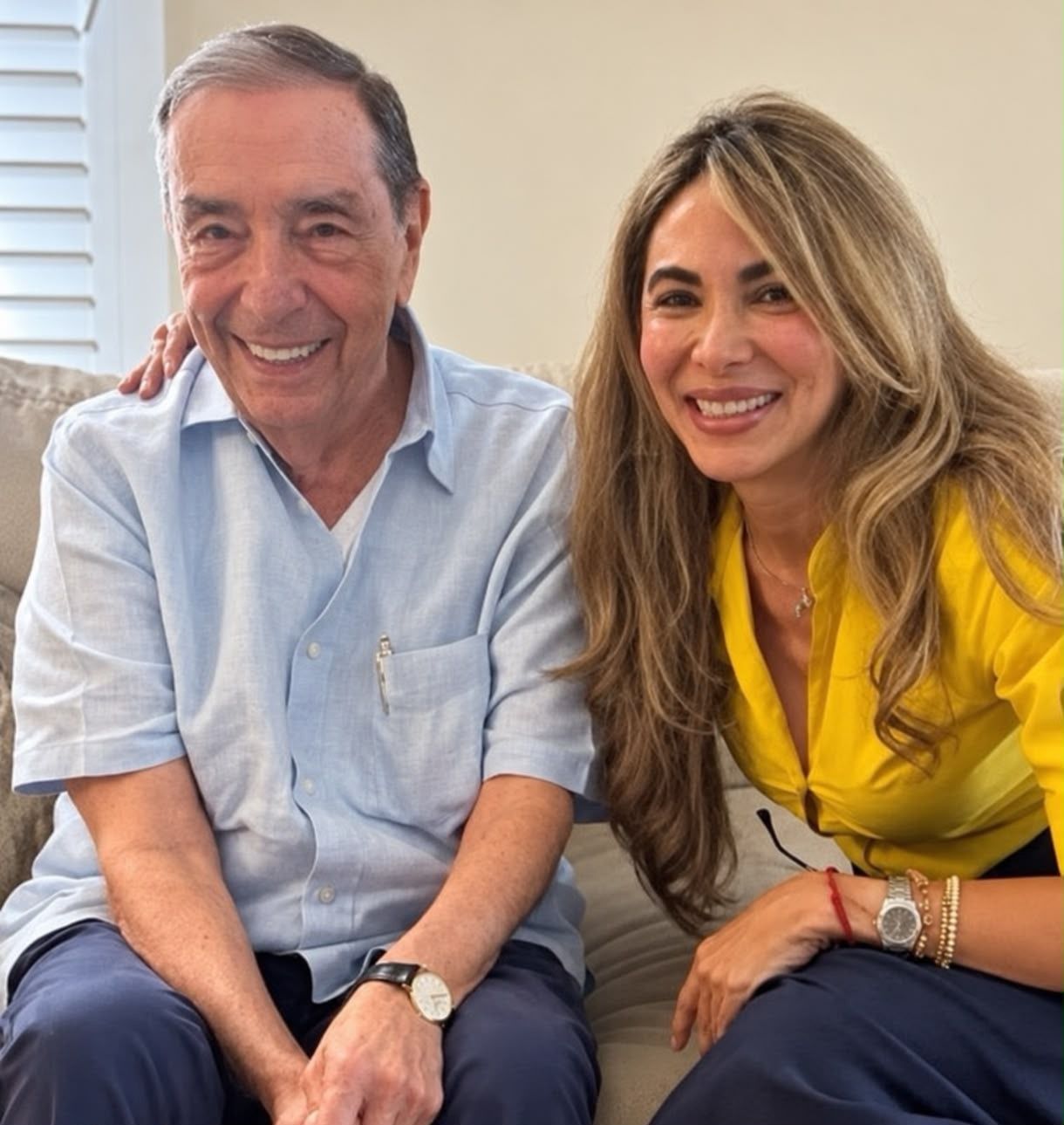 Fuad Char y Ana María Aljure sentados juntos, sonrientes.