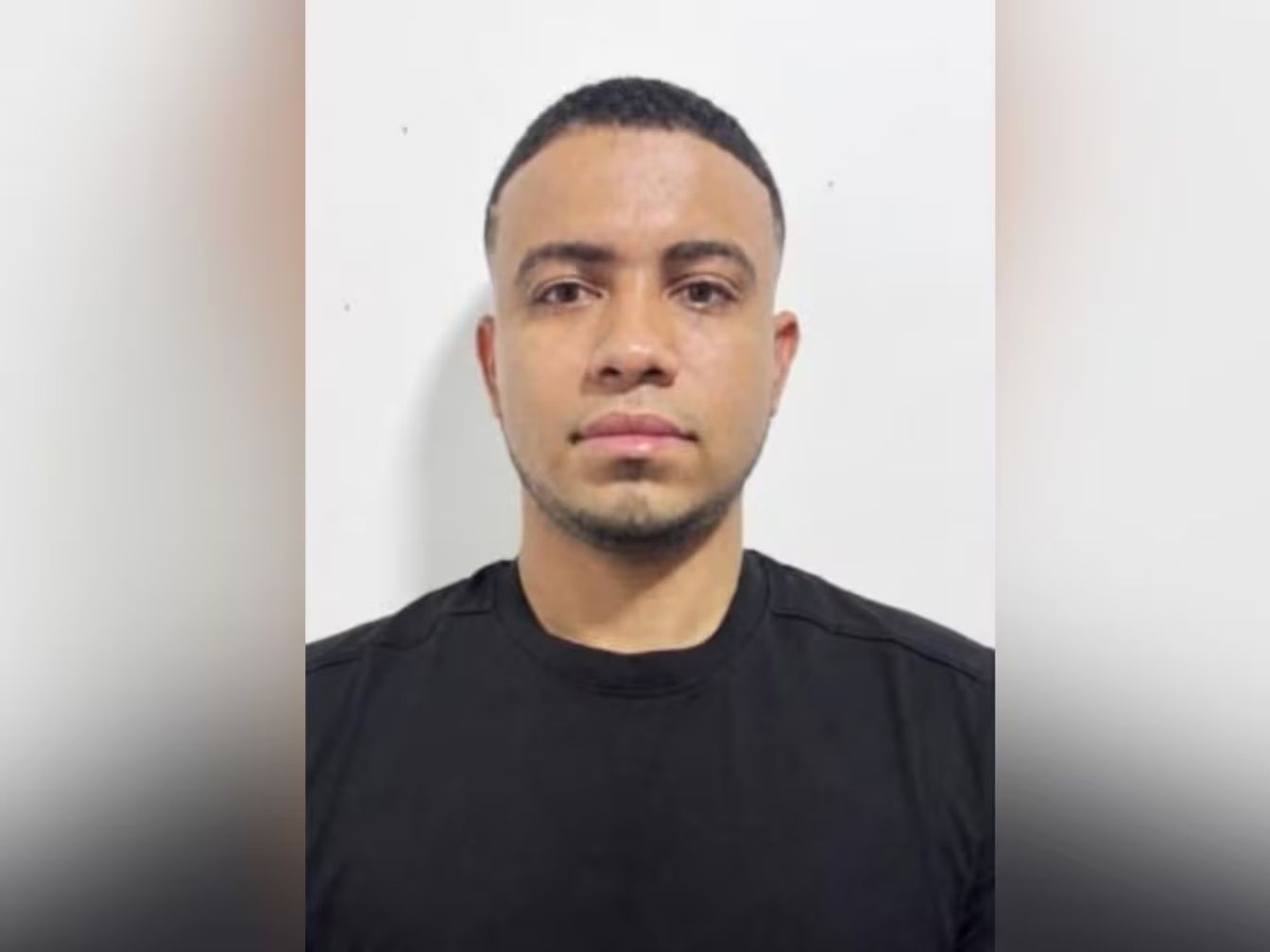 Kevin David Moscote Redondo, alias Kevin Masacre, con camiseta negra ante una pared clara.