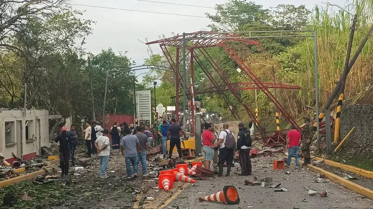 Daños en un peaje de la vía Panamericana tras la explosión de un carro bomba.