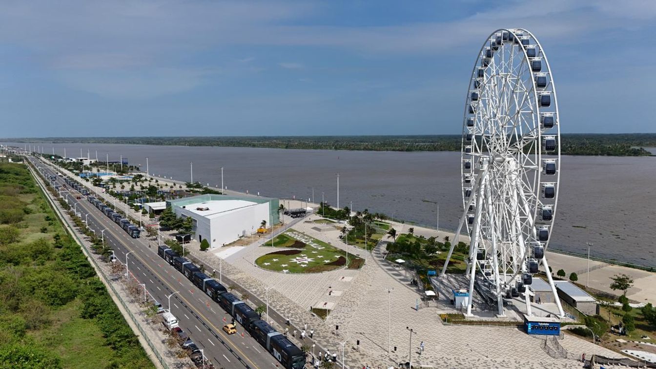 Vista aérea del Gran Malecón de Barranquilla, con la rueda de la fortuna junto al río Magdalena.