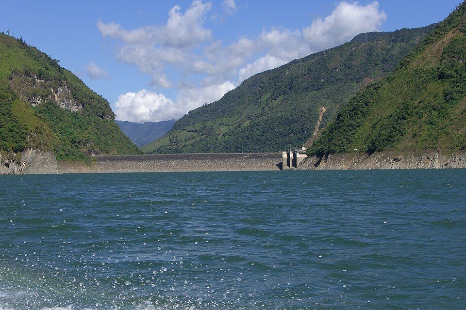 Embalse y presa de la central hidroeléctrica del Guavio, en Cundinamarca.