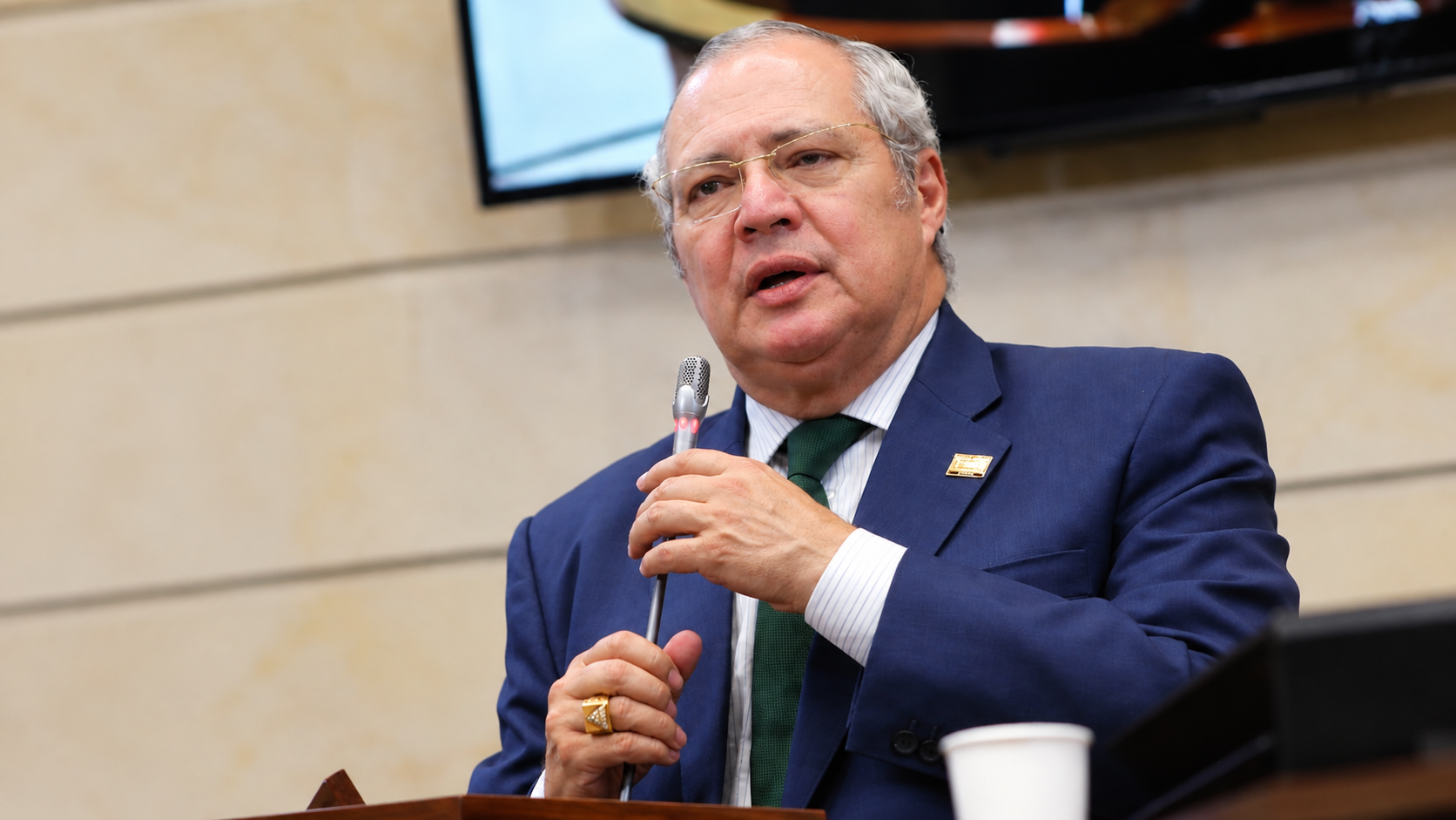 La reforma pensional enfrenta un nuevo debate jurídico luego de que un congresista pidiera a la Corte Constitucional analizar una sentencia del Consejo de Estado sobre el entonces presidente del Senado, Iván Name, y su posible relación con el trámite de la ley.