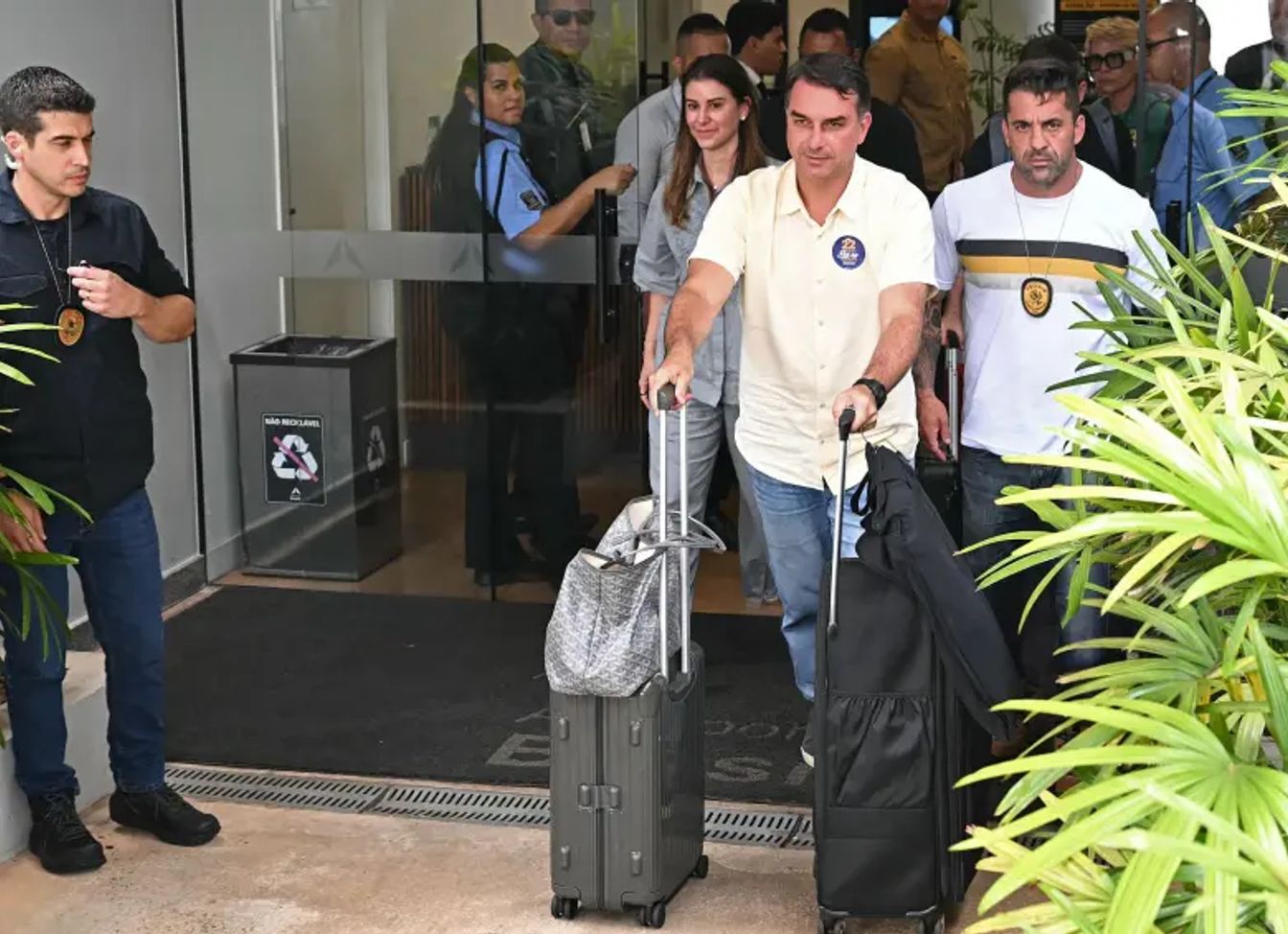 Flávio Bolsonaro tuvo paso por Ecuador luego de huir de Brasil, confirman autoridades argentinas