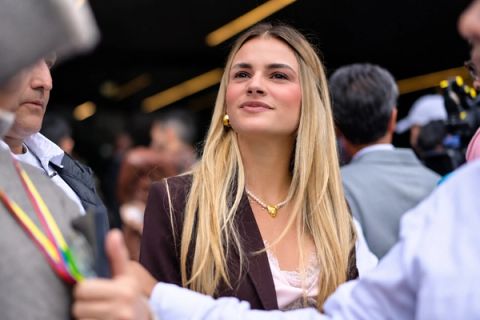 Ana Lucía Pineda durante una actividad rodeada de asistentes.