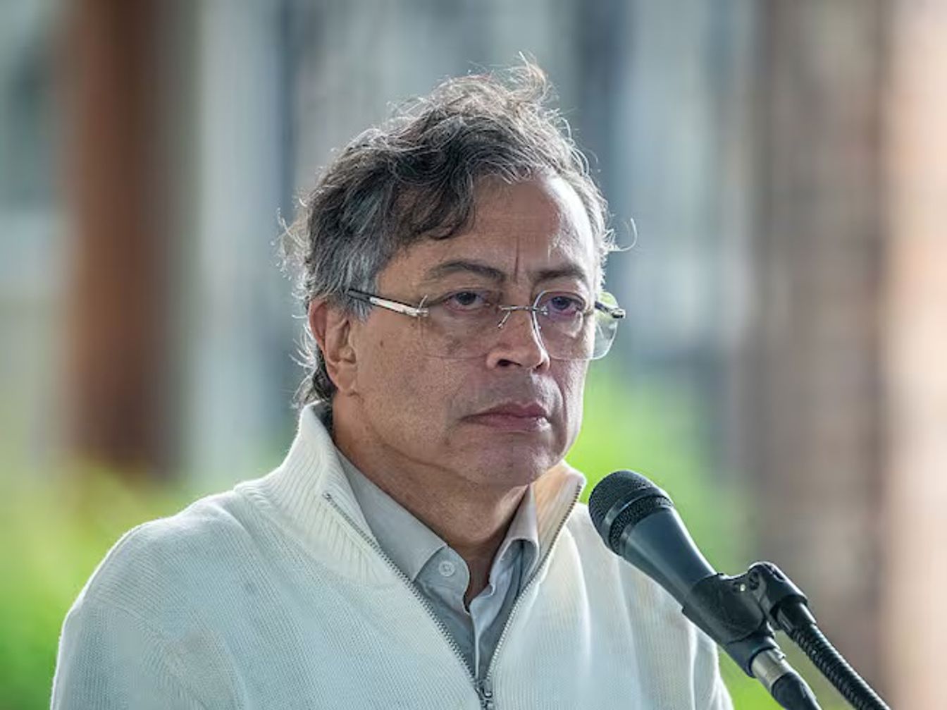 Gustavo Petro durante una intervención ante un micrófono.