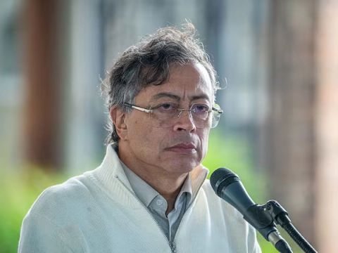 Gustavo Petro durante una intervención ante un micrófono.