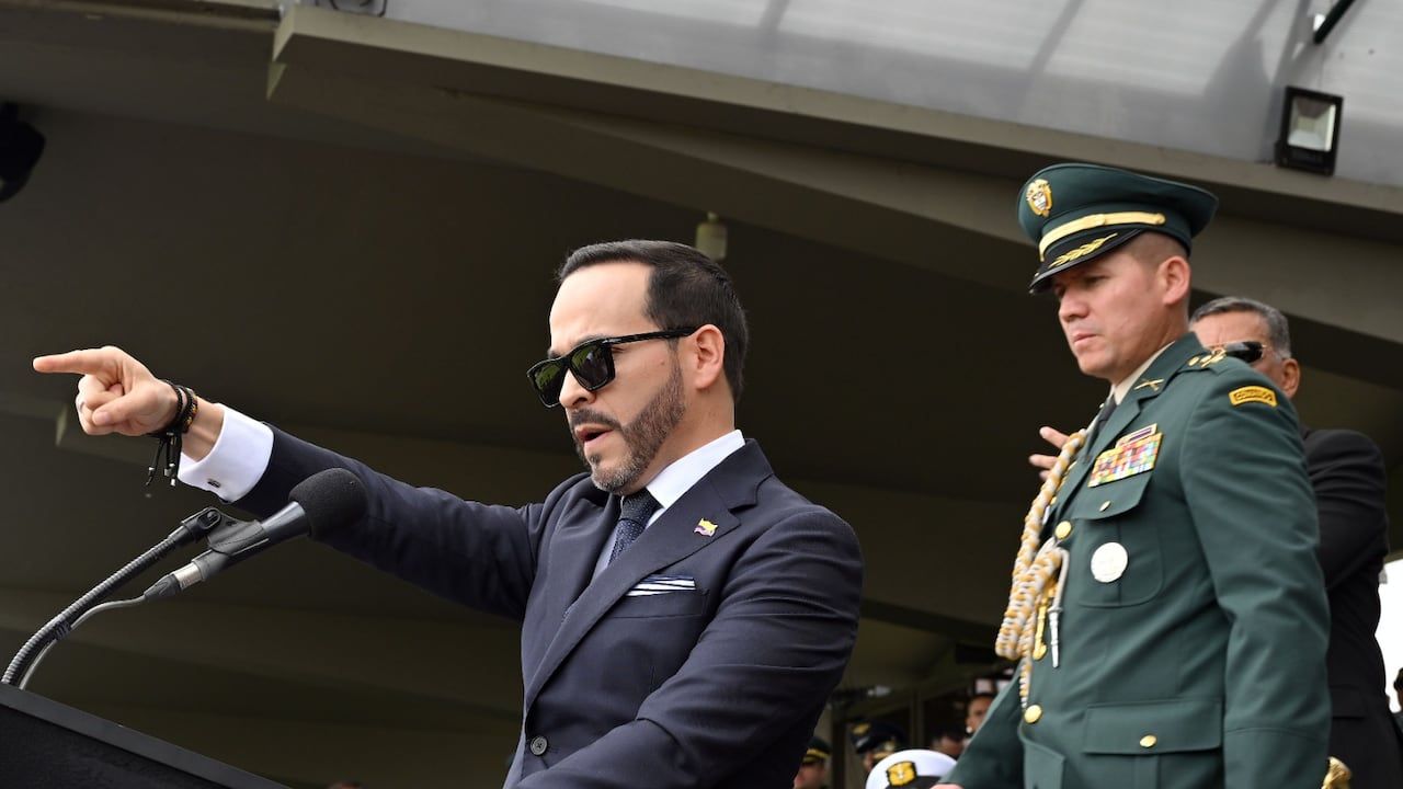 El presidente Abelardo de la Espriella señala durante un acto junto a un oficial de la Fuerza Pública.