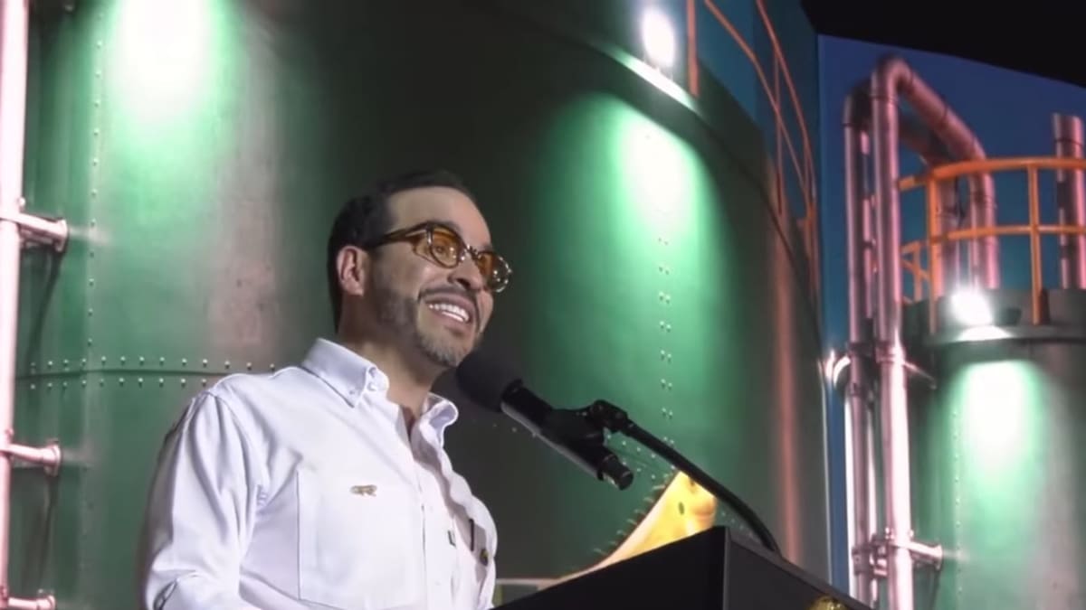 El presidente Abelardo De La Espriella habla durante la ceremonia ‘Renacer de Ecopetrol’ en Santa Marta.