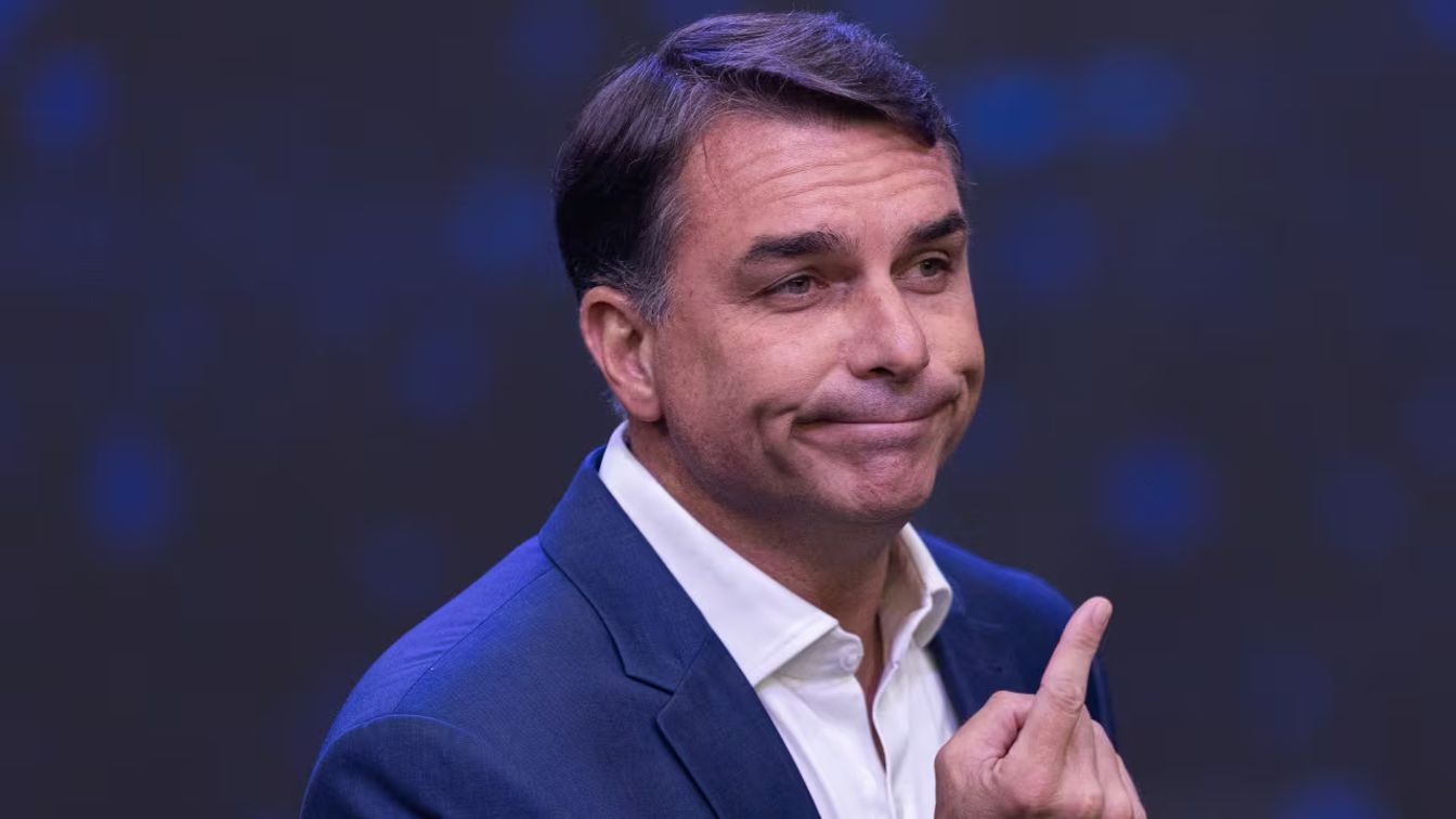 Flávio Bolsonaro huyó de Brasil este martes y está en vuelo a Estados Unidos, pese a prohibición de la Justicia
