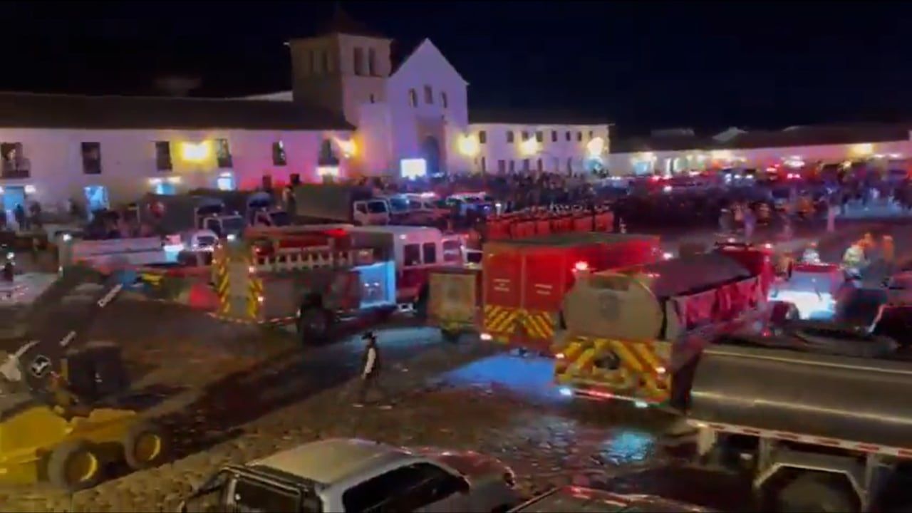 Vehículos de bomberos y organismos de socorro en la plaza de Villa de Leyva durante la atención del incendio forestal.