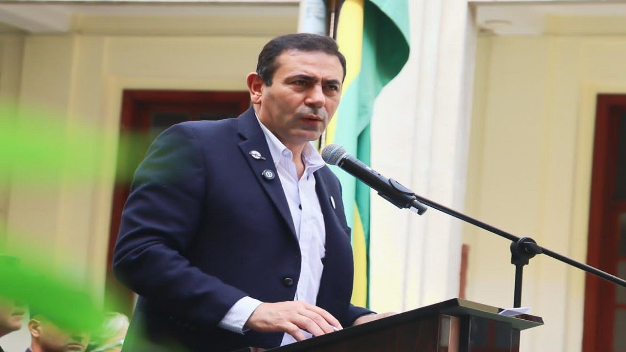 El gobernador de Santander, Juvenal Díaz Mateus, habla en un atril.