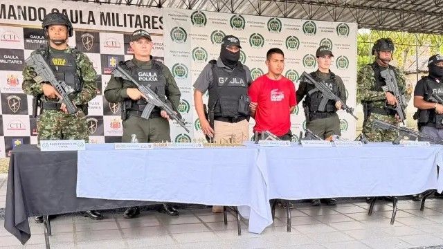 Uniformados del Gaula Militar presentan a un capturado y las armas incautadas tras la operación en Buga.