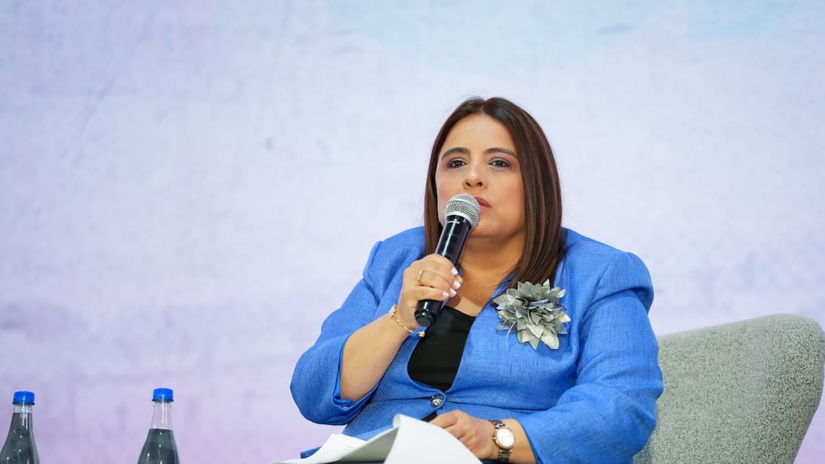 La presidenta de la Corte Constitucional, Paola Meneses, habla con un micrófono durante un foro.
