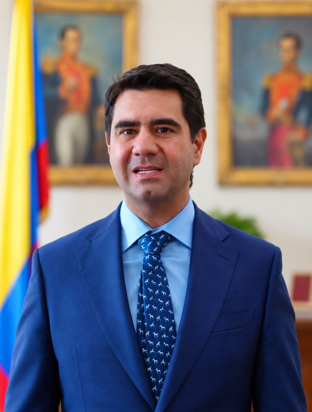 Simón Molina con traje azul y bandera de Colombia al fondo.