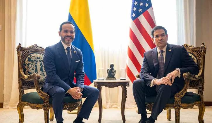 Abelardo de la Espriella y Marco Rubio sentados junto a las banderas de Colombia y Estados Unidos.