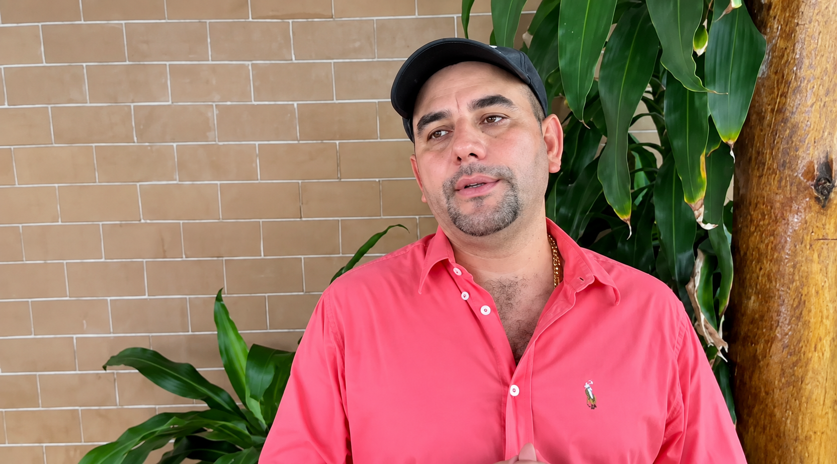 Fredy Castillo Carrillo, alias Pinocho, señalado jefe de las Autodefensas Conquistadoras de la Sierra Nevada, aparece en una imagen relacionada con su situación judicial y su intención de someterse a las autoridades.