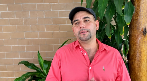 Fredy Castillo Carrillo, alias Pinocho, señalado jefe de las Autodefensas Conquistadoras de la Sierra Nevada, aparece en una imagen relacionada con su situación judicial y su intención de someterse a las autoridades.