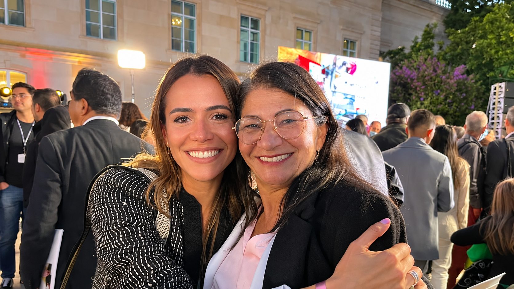 María Fernanda Carrascal mostró en el Congreso una fotografía junto a Sandra Ramírez y defendió su respaldo al Acuerdo de Paz y a la JEP.