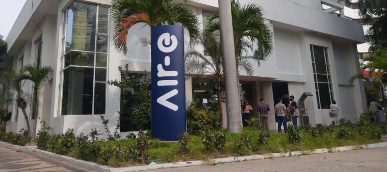 Sede de Air-e con su aviso azul y fachada blanca.