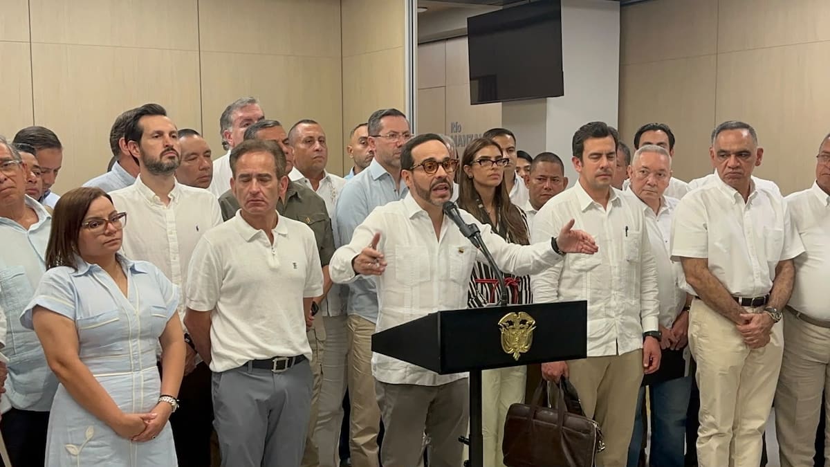El presidente Abelardo De La Espriella en rueda de prensa tras reunirse con alcaldes del Magdalena en Santa Marta.
