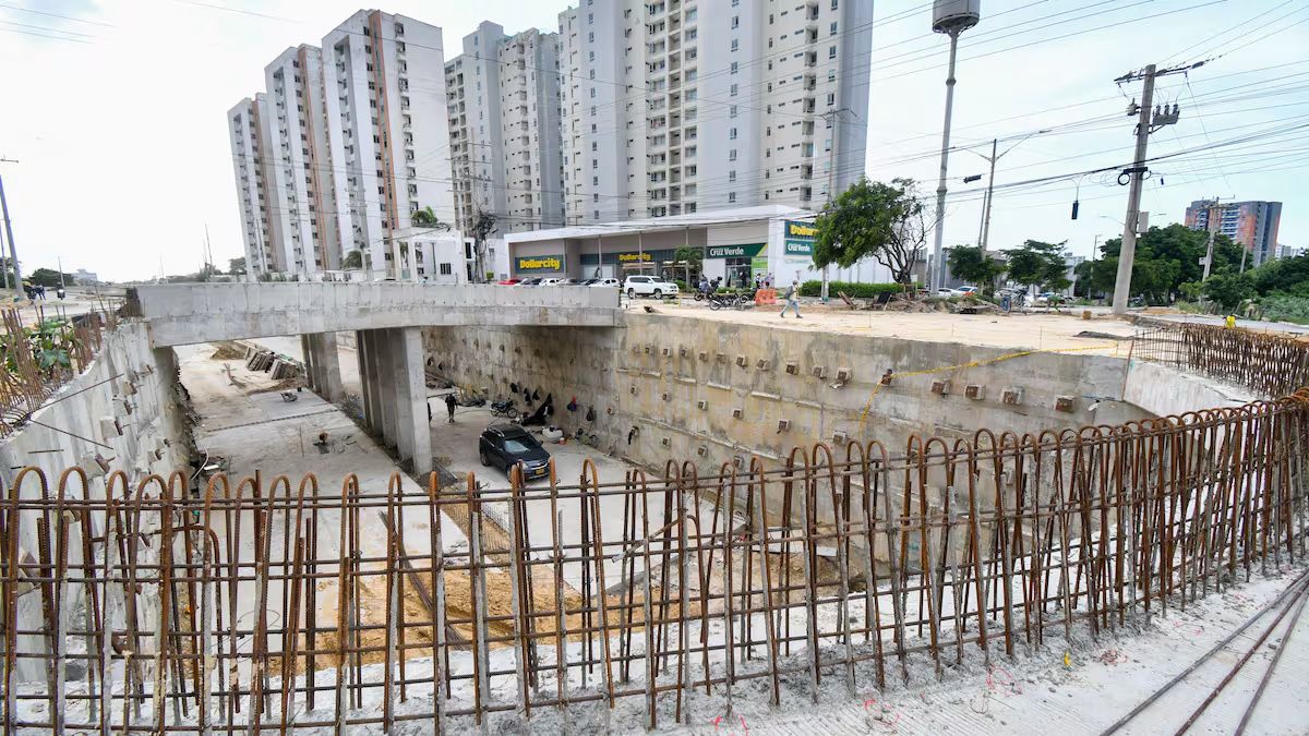 Obras del deprimido de la Gran Vía, con muros de concreto y refuerzos de acero.