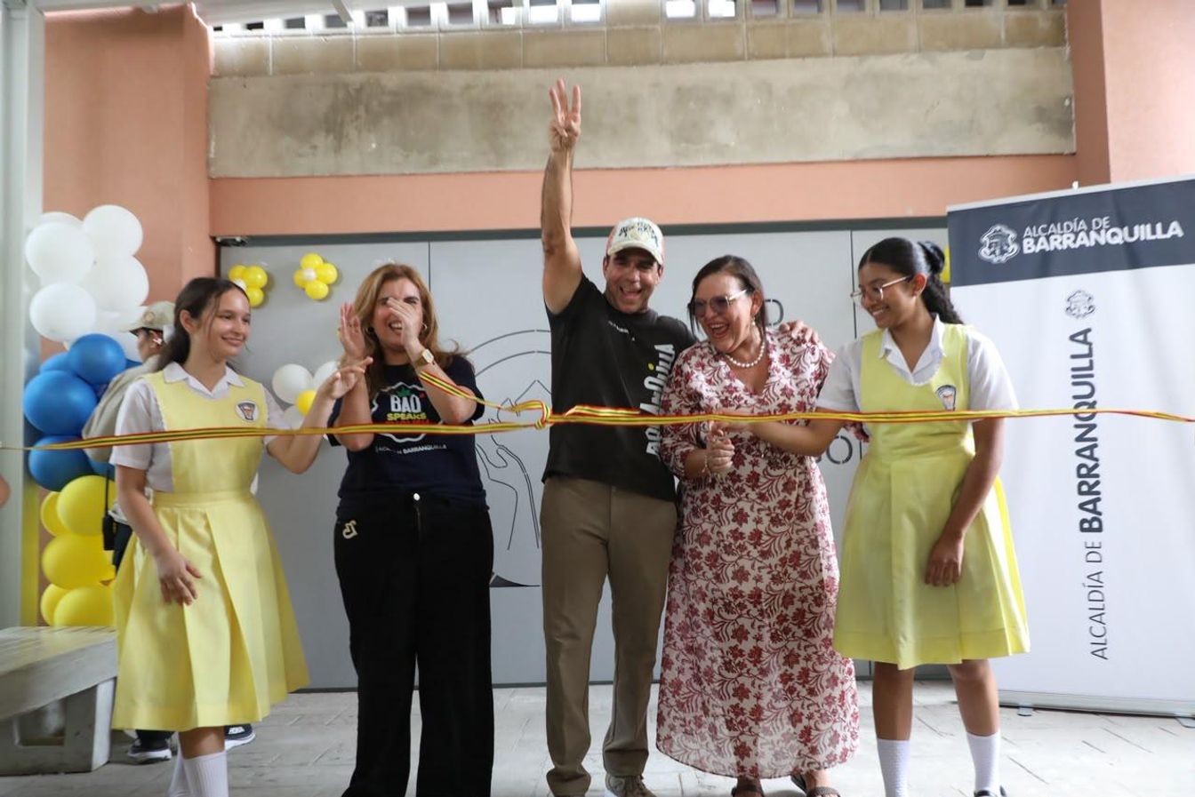 Alejandro Char y comunidad educativa durante el corte de cinta en el colegio Sofía Camargo de Lleras.