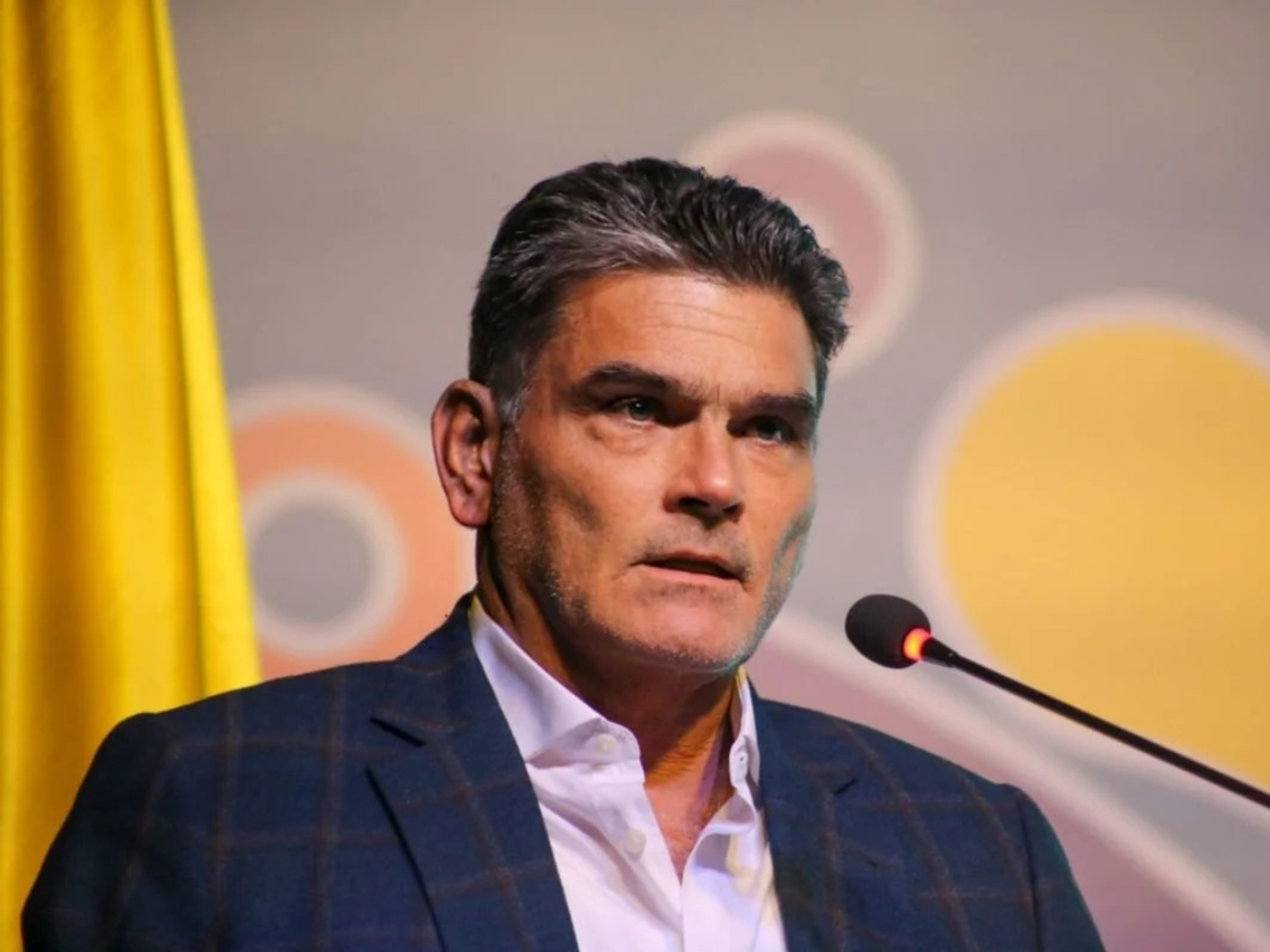 Gregorio Eljach interviene ante un micrófono durante un acto público
