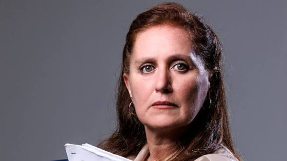 Retrato de Eva Ferrer con documentos en sus manos.
