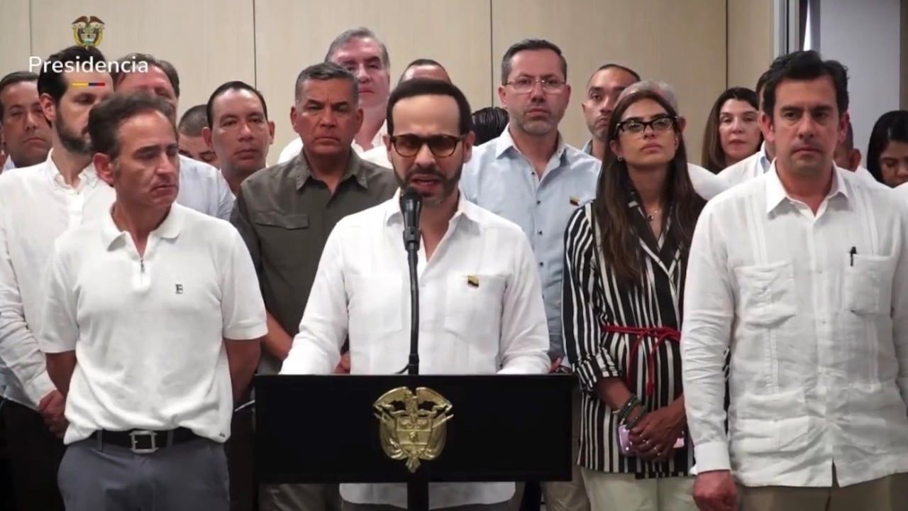 El presidente Abelardo De La Espriella habla en atril junto a funcionarios y mandos de la Fuerza Pública en Santa Marta.