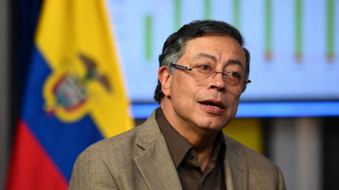 Gustavo Petro en una imagen editorial con la bandera de Colombia al fondo