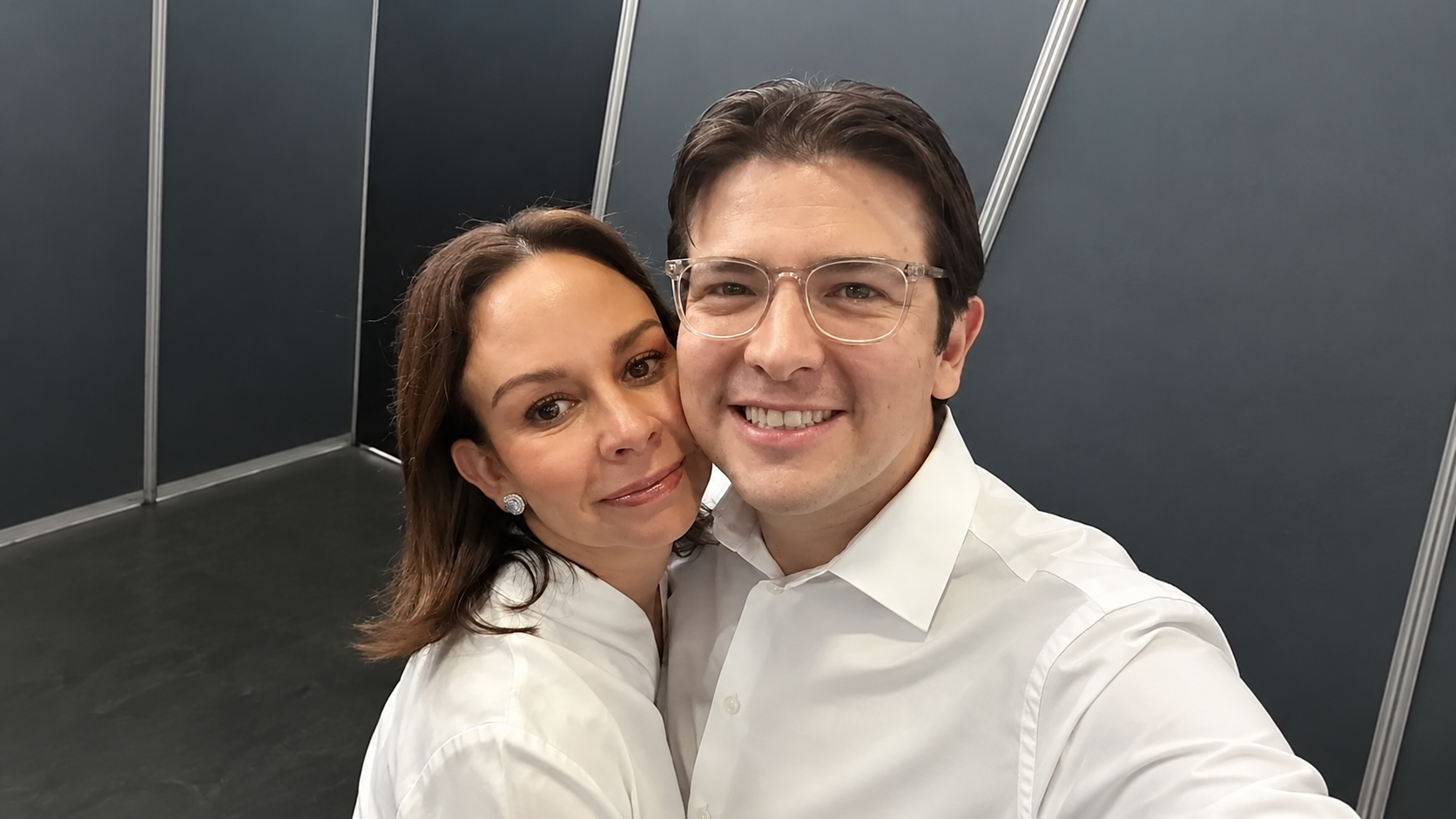 María Claudia Tarazona junto a Miguel Uribe Turbay, ambos con camisa blanca.