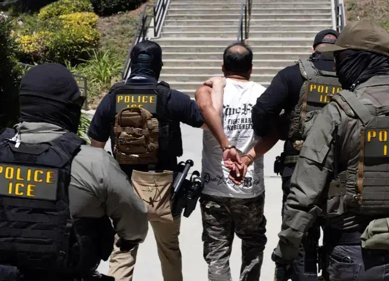Los datos disponibles muestran un fuerte incremento de los arrestos de colombianos por parte de ICE durante 2026, mientras también aumentan las órdenes de deportación y las medidas de control migratorio en Estados Unidos.