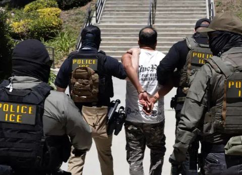 Los datos disponibles muestran un fuerte incremento de los arrestos de colombianos por parte de ICE durante 2026, mientras también aumentan las órdenes de deportación y las medidas de control migratorio en Estados Unidos.