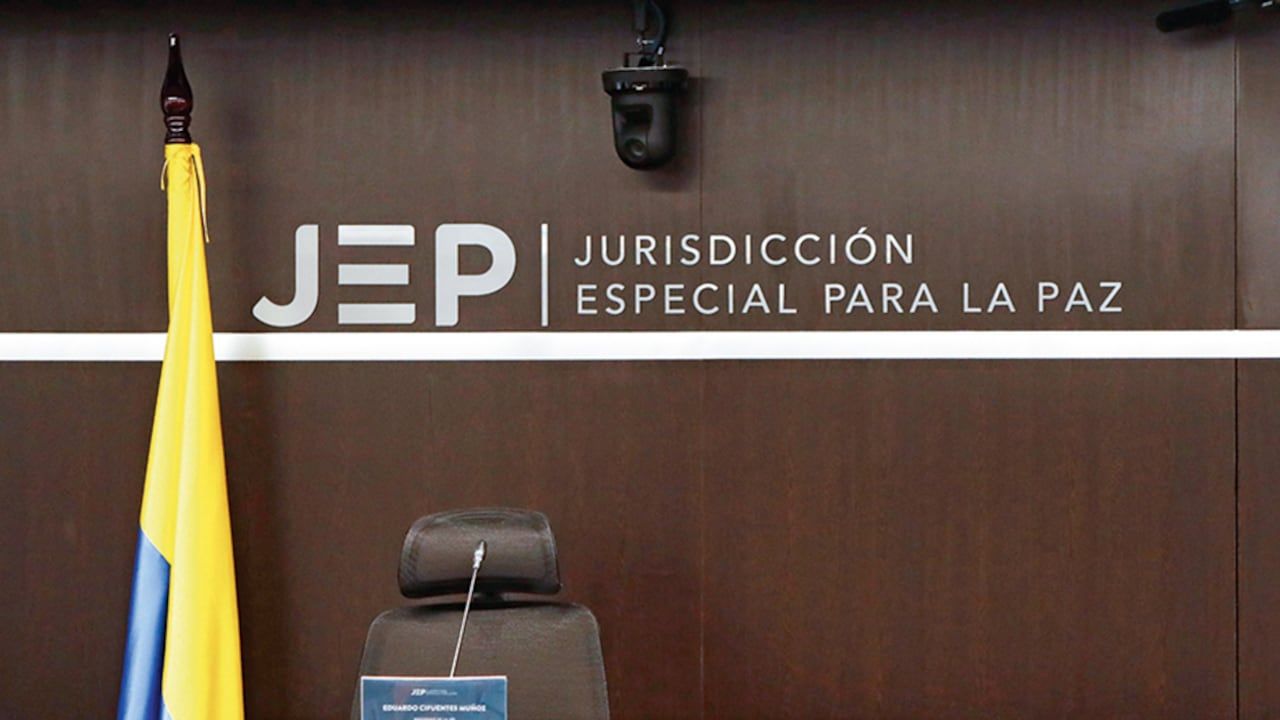 Sala de audiencias de la Jurisdicción Especial para la Paz con la bandera de Colombia.