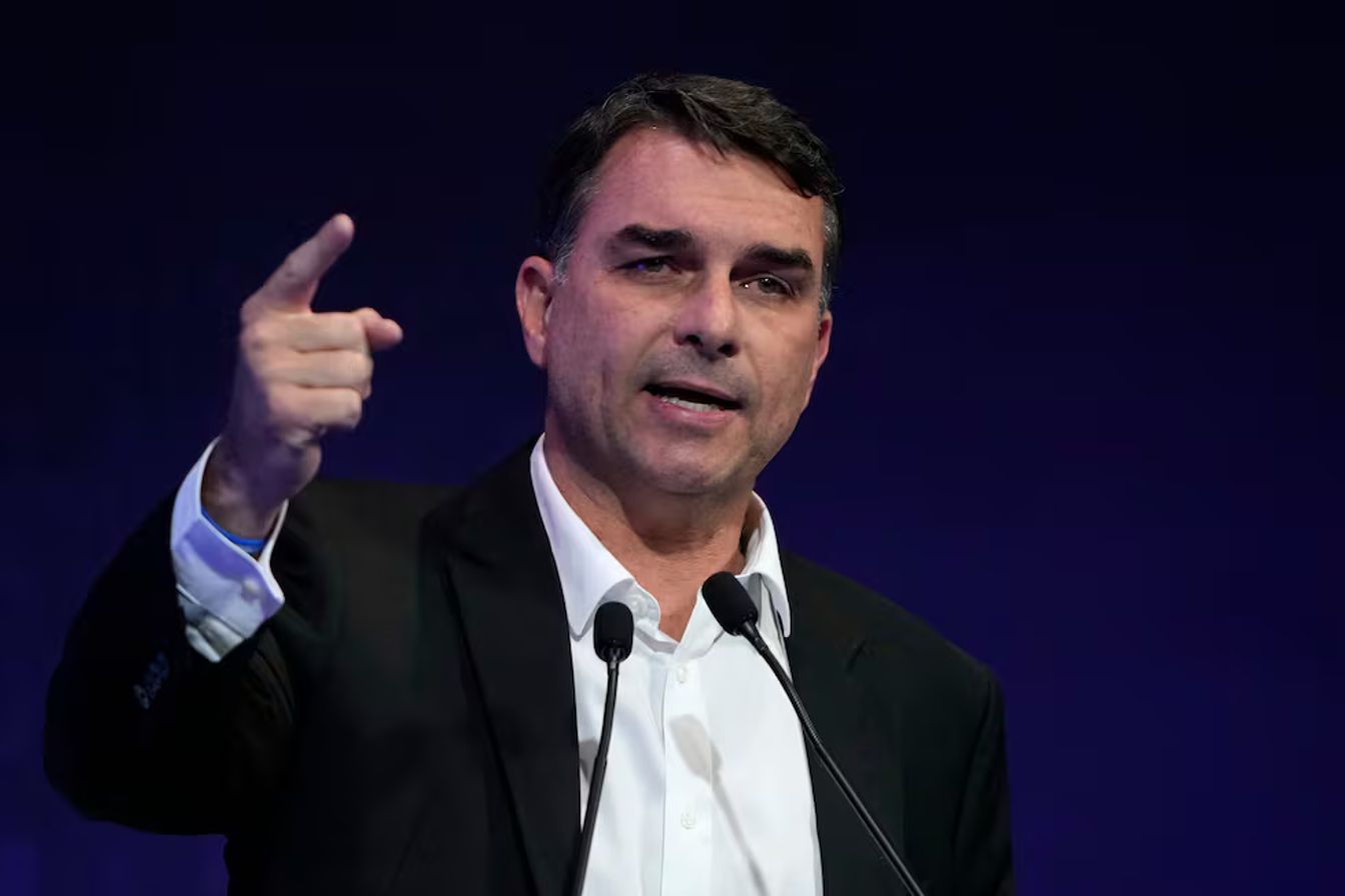 Flávio Bolsonaro habría salido de Brasil rumbo a Estados Unidos pese a restricción judicial