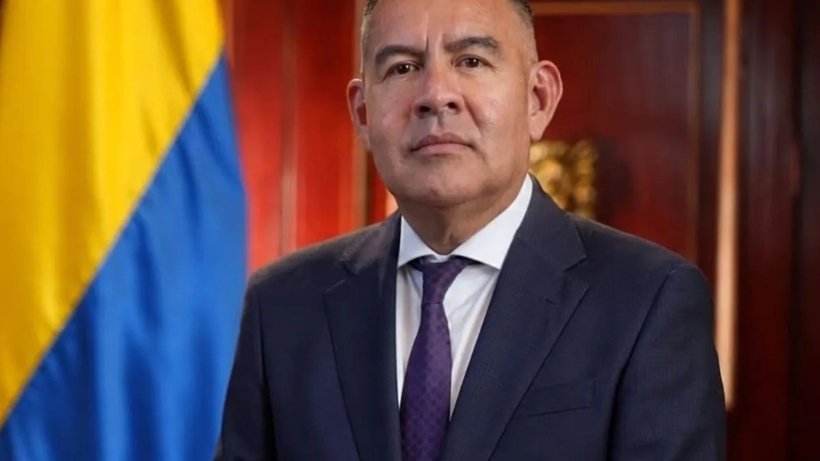 Retrato del senador Wilmer Carrillo con bandera de Colombia al fondo