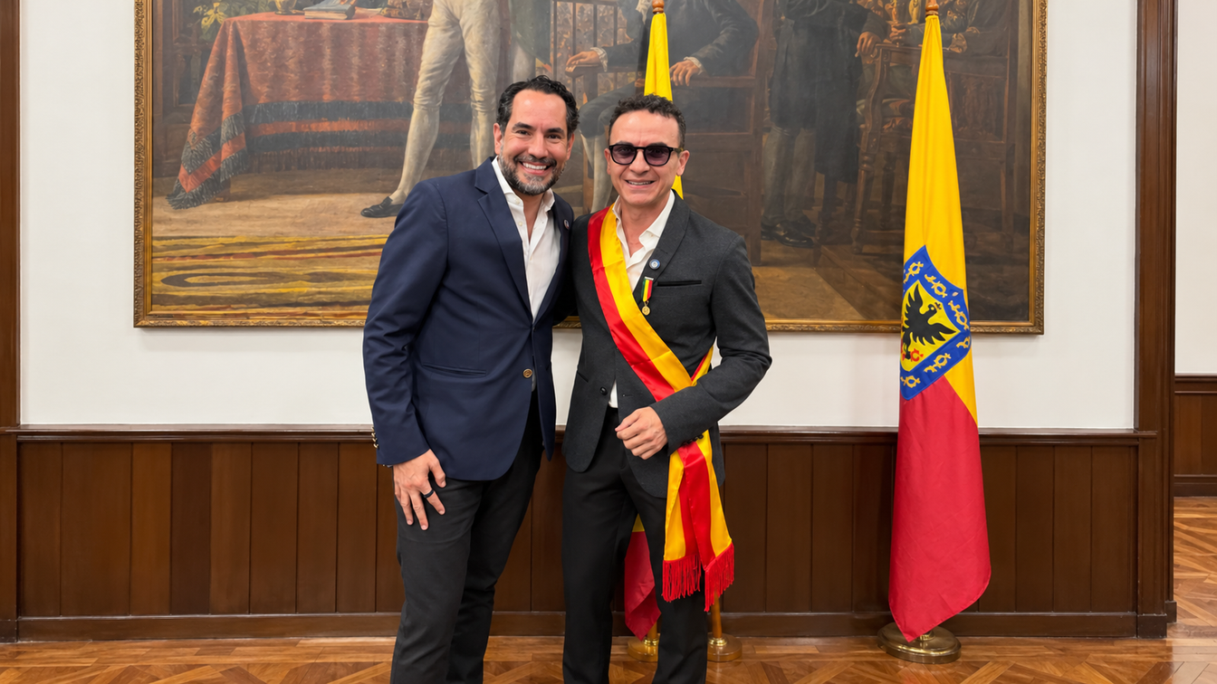 Concejal Rolando González García exalta el talento colombiano al entregarle la Gran Cruz José Acevedo al cantante Fonseca 