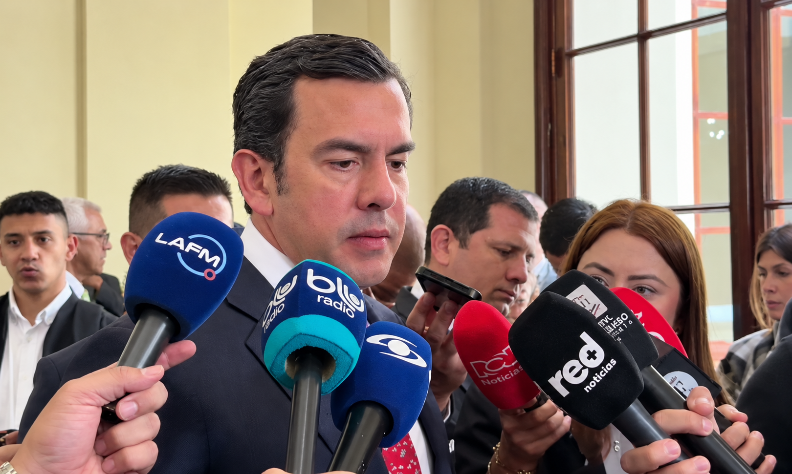 El ministro del Interior, Rodrigo Lara, aseguró que el Gobierno no pretende eliminar la JEP, pero sí plantea revisar sus gastos y exigir resultados frente a los recursos que recibe.