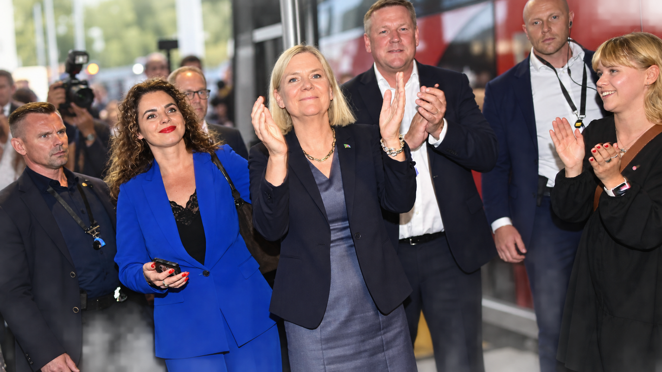 La oposición de centroizquierda, liderada por Magdalena Andersson, obtiene una estrecha ventaja sobre el bloque conservador.