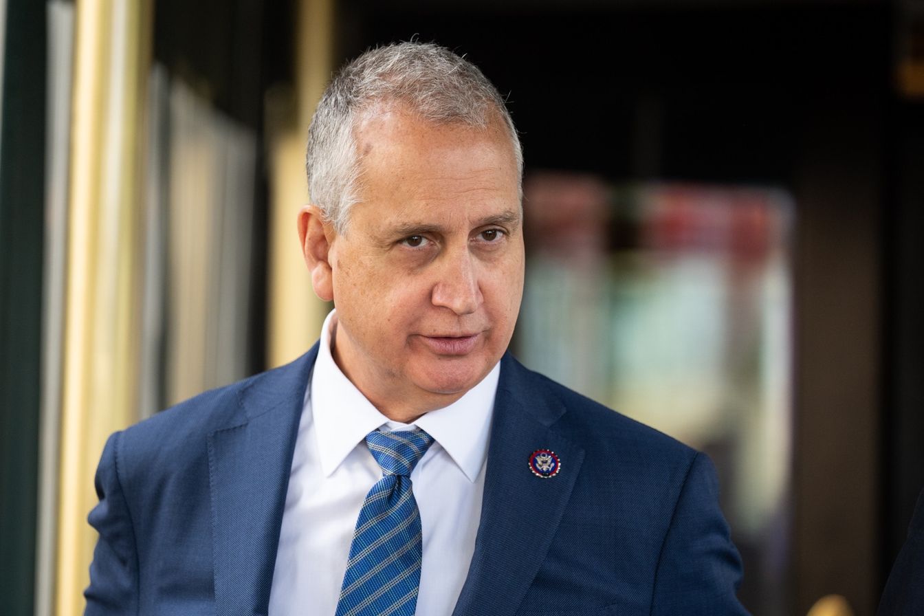 Mario Díaz-Balart, congresista republicano estadounidense, con traje y corbata azules.
