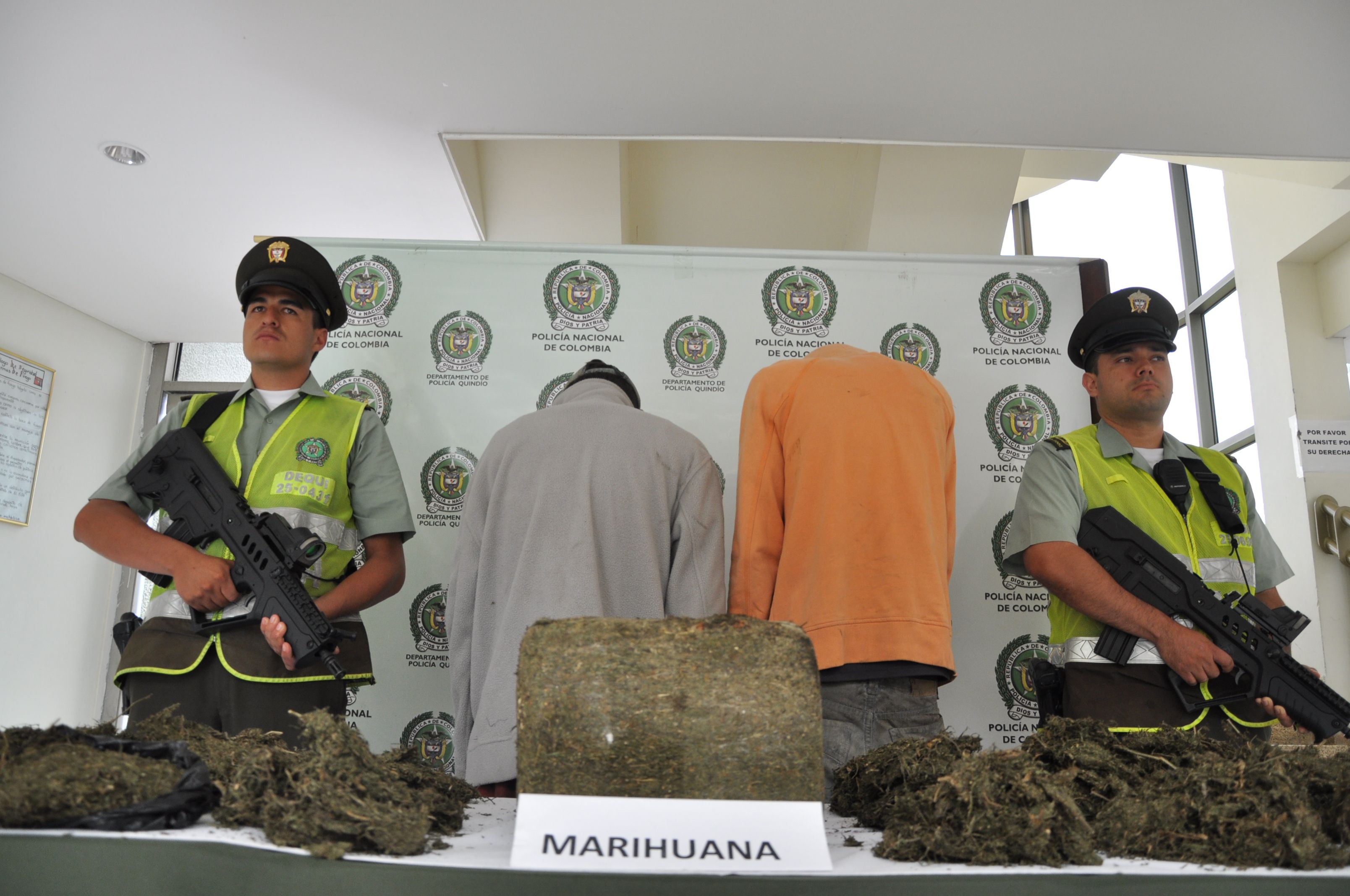 Agentes de la Policía Nacional de Colombia en formación durante un operativo